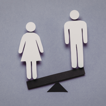 Symbolbild Ungleichgewicht zwischen Männer und Frauen. Frau und Mann auf Waage. Frau tiefer.